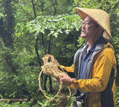 講師登壇レポート・リジェネラティブデザインカレッジ2025（館山）
「見えないものに目を向ける」雨の森で五感をひらく一日
